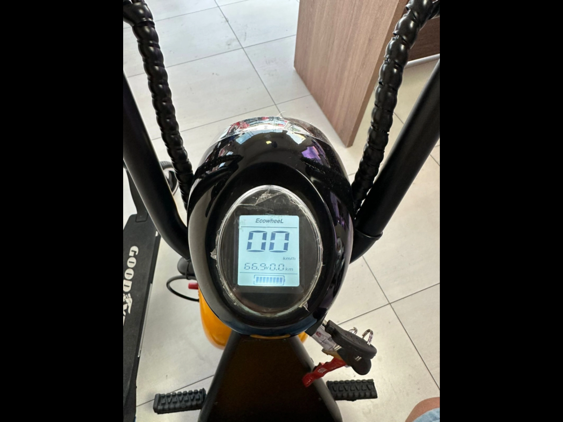 Scooter Elétrica Tui 1000W Cinza Escuro em uso na cidade